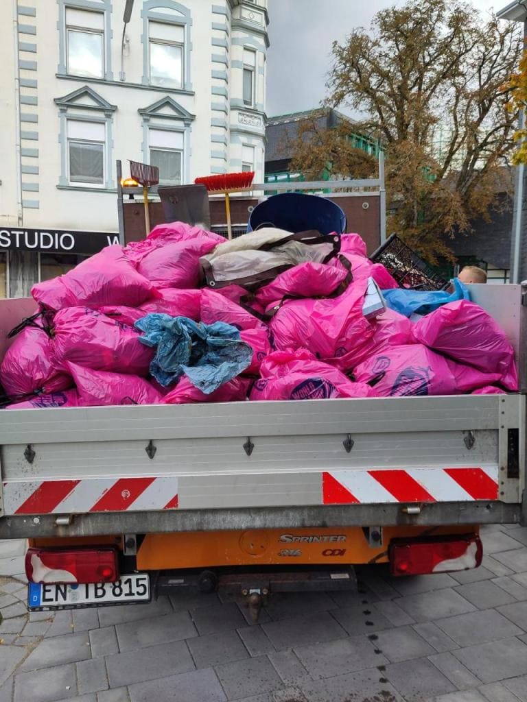 Ladefläche eines Pritschenwagens voller pinker Müllsäcke